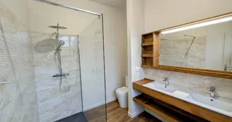 Le manoir de la Borie sur la commune de La Porcherie en Haute-Vienne - salle d'eau et wc 7_23 Le manoir de la Borie sur la commune de La Porcherie en Haute-Vienne - salle d'eau et wc 7_23