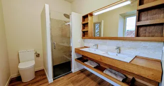 Le manoir de la Borie sur la commune de La Porcherie en Haute-Vienne - salle d'eau avec wc chambre 5_36 Le manoir de la Borie sur la commune de La Porcherie en Haute-Vienne - salle d'eau avec wc chambre 5_36