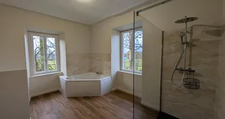 Le manoir de la Borie sur la commune de La Porcherie en Haute-Vienne - salle de bains avec baignoire, douche et wc privée à la chambre 8_42 Le manoir de la Borie sur la commune de La Porcherie en Haute-Vienne - salle de bains avec baignoire, douche et wc privée à la chambre 8_42