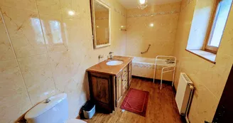 La Maison des Bois gîte du Domaine de Montintin à Chateau Chervix - salle de bains et wc 1er étage_13 La Maison des Bois gîte du Domaine de Montintin à Chateau Chervix - salle de bains et wc 1er étage_13