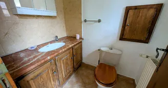 La Maison des Bois gîte du Domaine de Montintin à Chateau Chervix - wc du rez de chaussée_10 La Maison des Bois gîte du Domaine de Montintin à Chateau Chervix - wc du rez de chaussée_10