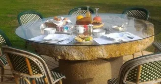 Petit déjeuner dehors aux beaux jours._39