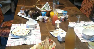 Petit déjeuner devant le feu de bois, en hiver._40