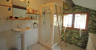Gîte des Pierres du Mas à La Porcherie en Haute-Vienne (Nouvelle Aquitaine) - salle d'eau_25 Gîte des Pierres du Mas à La Porcherie en Haute-Vienne (Nouvelle Aquitaine) - salle d'eau_25