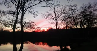 couché de soleil sur l'étang des pierres du mas, étang publique  situé à 200m du gîte _30
