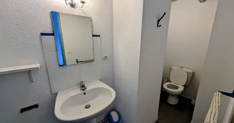 Gite "Royer - Etang de La Roche" à Meuzac en Haute-Vienne (Limousin) - douche lavabo wc privés à chambre double étage_10 Gite "Royer - Etang de La Roche" à Meuzac en Haute-Vienne (Limousin) - douche lavabo wc privés à chambre double étage_10