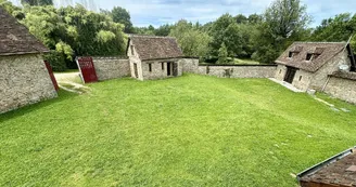 Gite la pommeraie au domaine de Montintin commune de Chateau Chervix en Haute-Vienne - la pelouse vue de l'étage_3