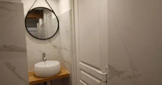 Gite la pommeraie au domaine de Montintin commune de Chateau Chervix en Haute-Vienne - salle de bains petite maison_36